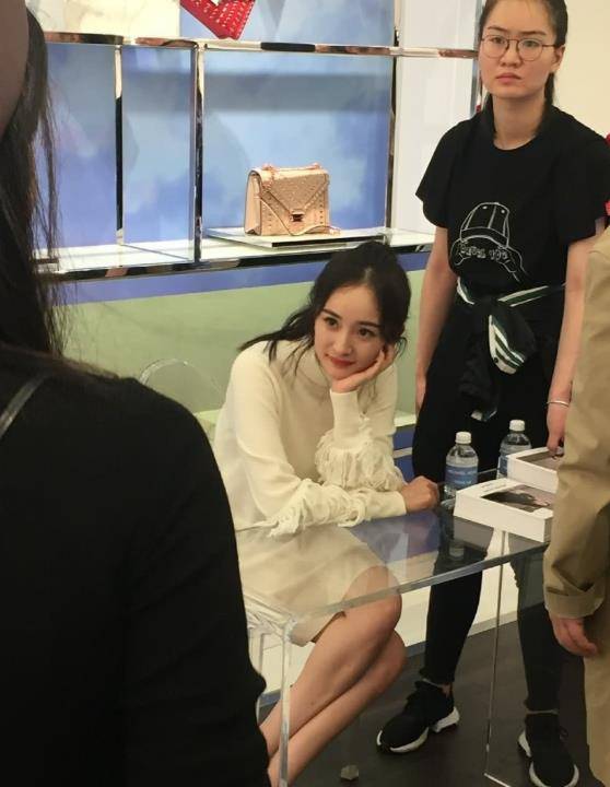 杨幂大胆坐上"透明凳子",却忘了自己穿着短裙,教科书式救场姿势太撩人