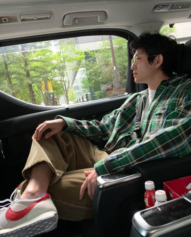 金大川虽然年轻,但是也算是模特圈中的"老人"了,如今已经发展到了顶级