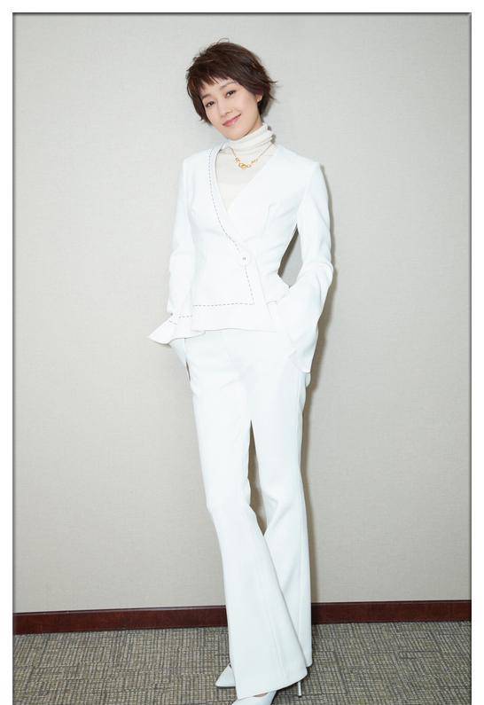 马伊琍华丽丽,随便穿衬衫裙也能美,网友:气质很关键!