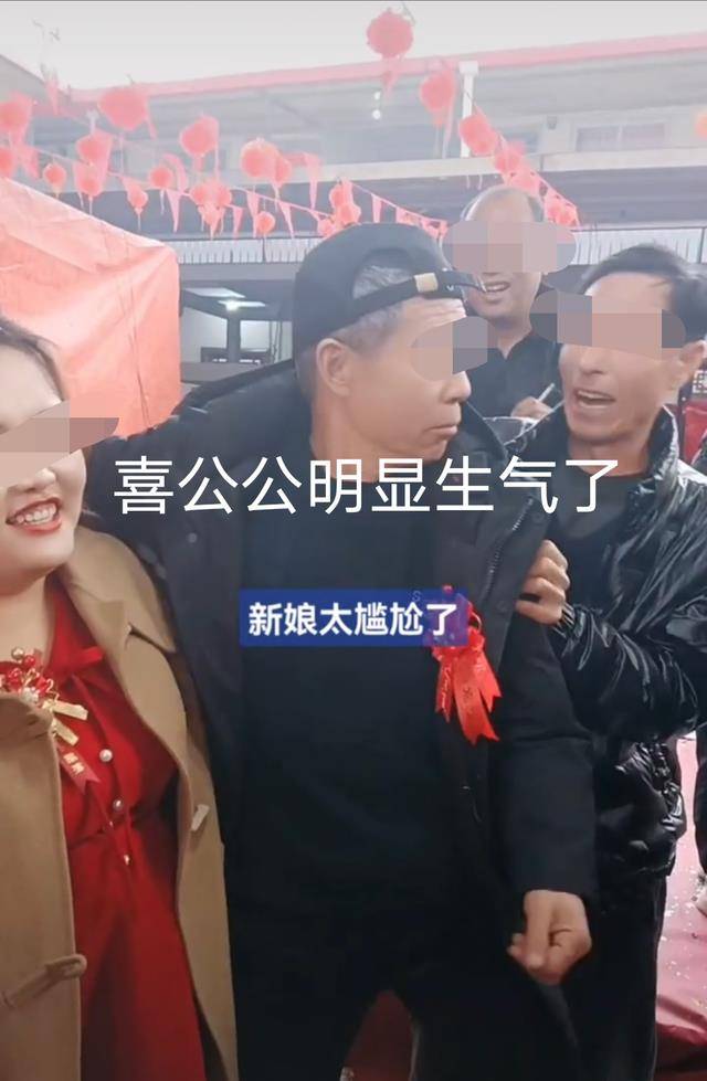 亲友婚闹太过分,被迫喜公公一直搂着新娘子,公媳尴尬不已