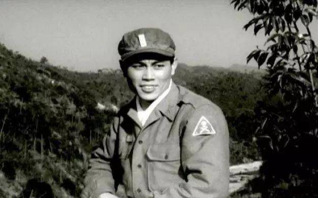 84岁张勇手和86岁王心刚近照,不仅长得像,还是几十年的铁哥们_刘晓庆