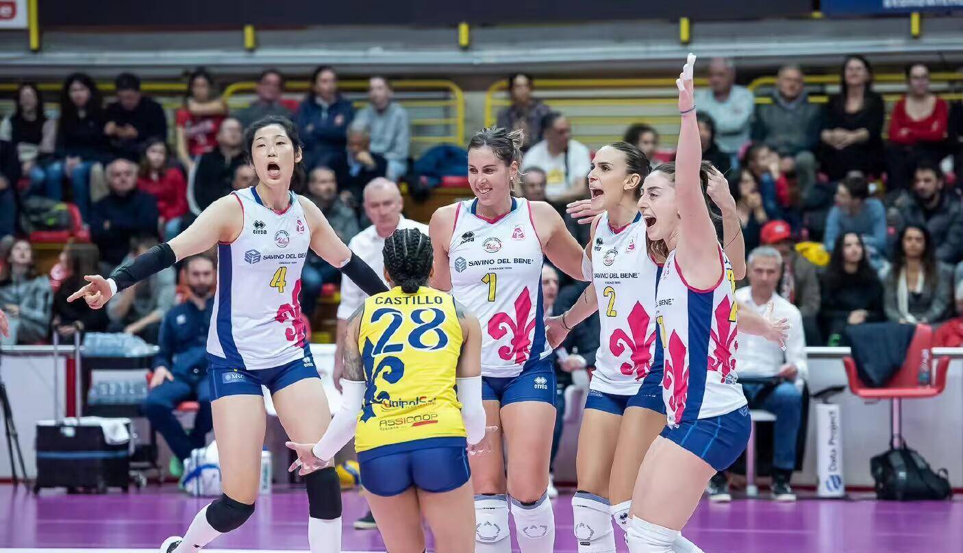 身高2.03米的俄罗斯姑娘安特罗波娃是另一位传球手.