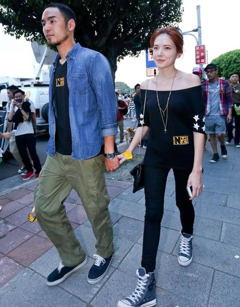 台媒许玮甯戴婚戒嫁二代男友?经纪人笑脸回复:私事_感情_周刊_王柏杰