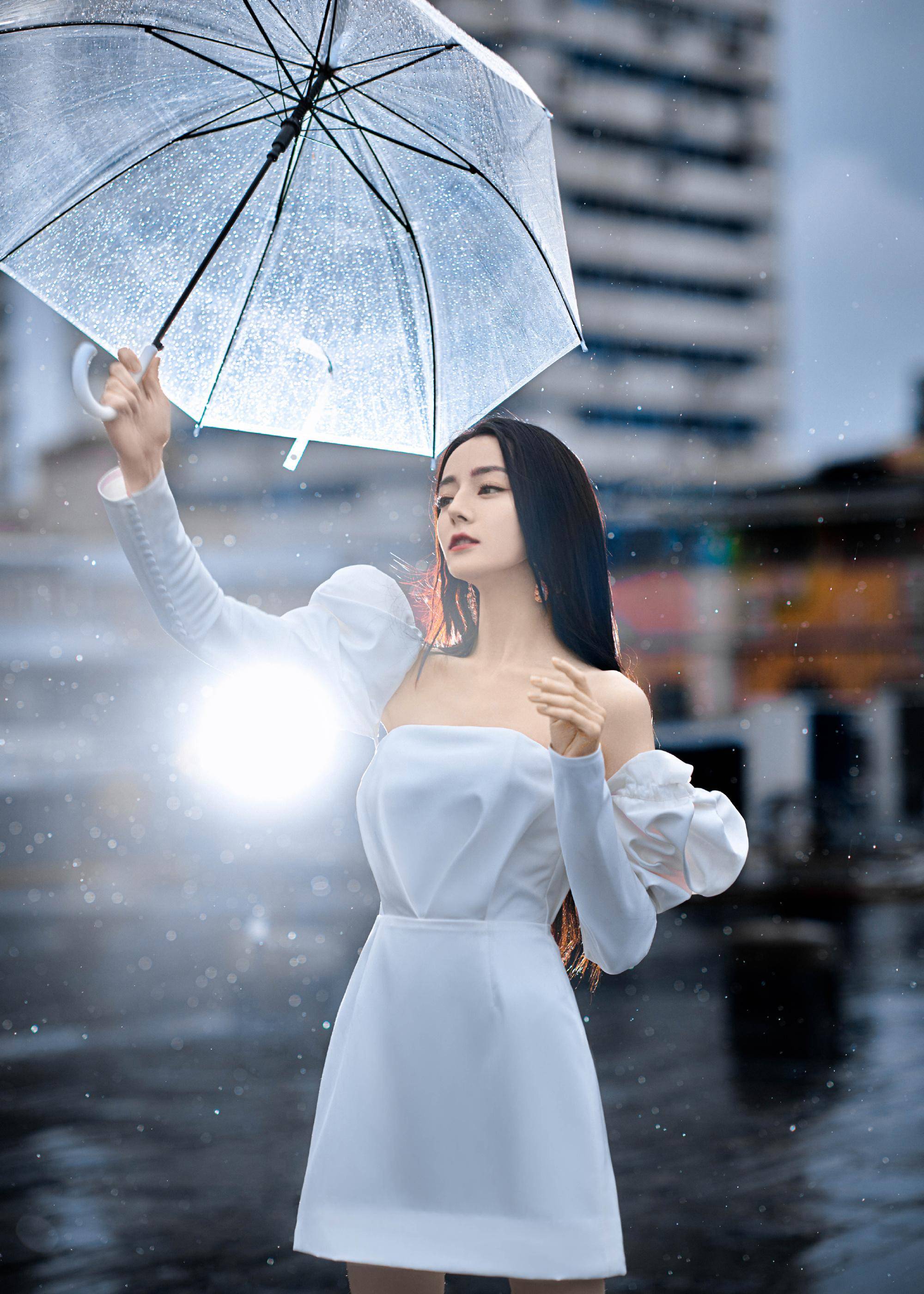 穿小白裙雨中撑伞,网友:衣服快挂不住了_身材_感觉_白色