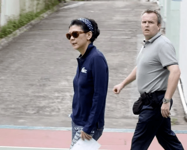 李嘉诚跟女友约会!他95岁秃顶老态龙钟,周凯旋62岁素颜也上年纪