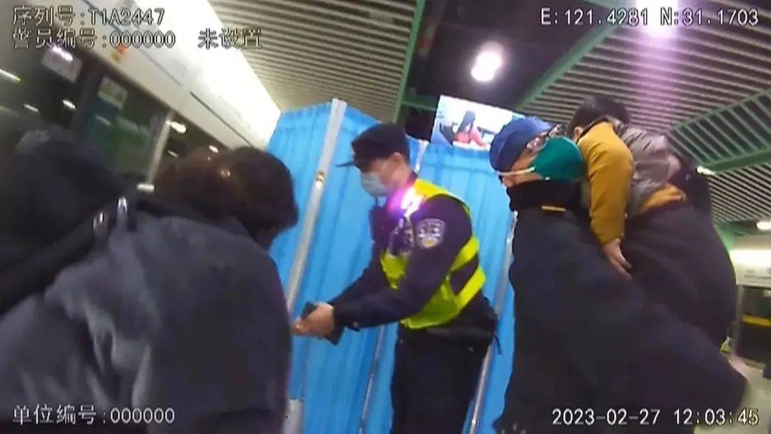 揪心！上海地铁12号线，5岁男童突然晕倒，幸好…
