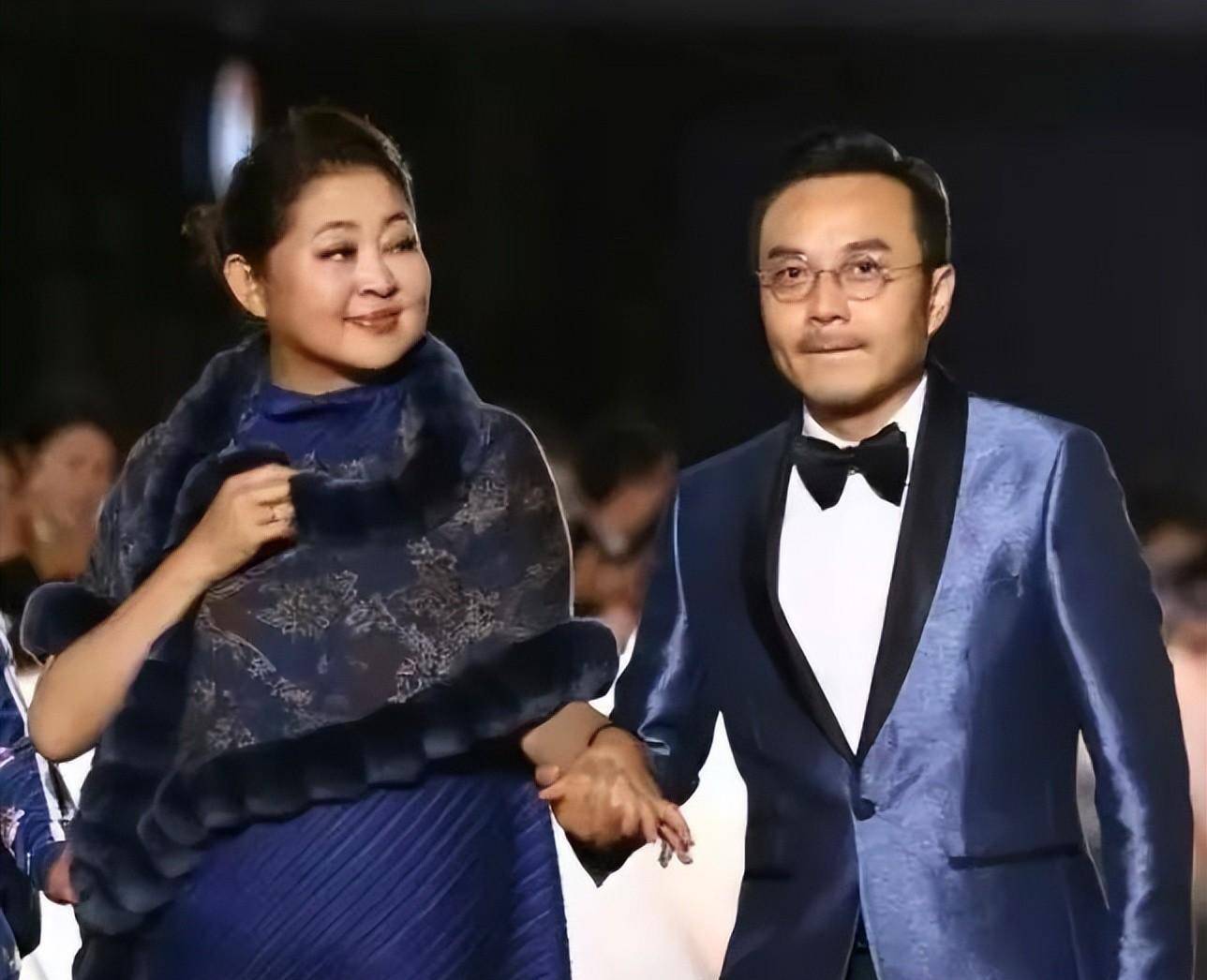 64岁倪萍暴瘦后认不出,圆脸变长脸,激动澄清没有移民美国_减肥_网友