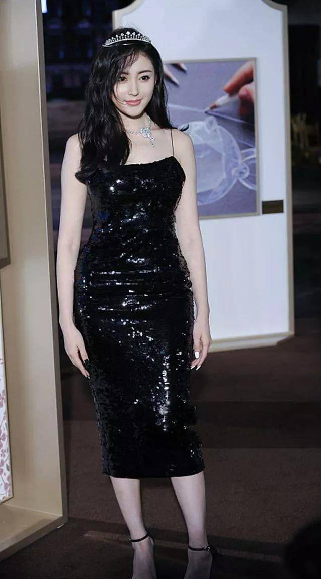 张天爱真乃人间绝色,一袭黑色吊带人鱼裙惊艳亮相,时尚又迷人_的设计