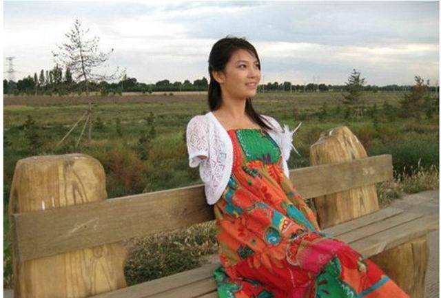 《非诚勿扰》23岁无臂女子,台上牵手小伙,下台就被甩,现状如何_雷庆瑶