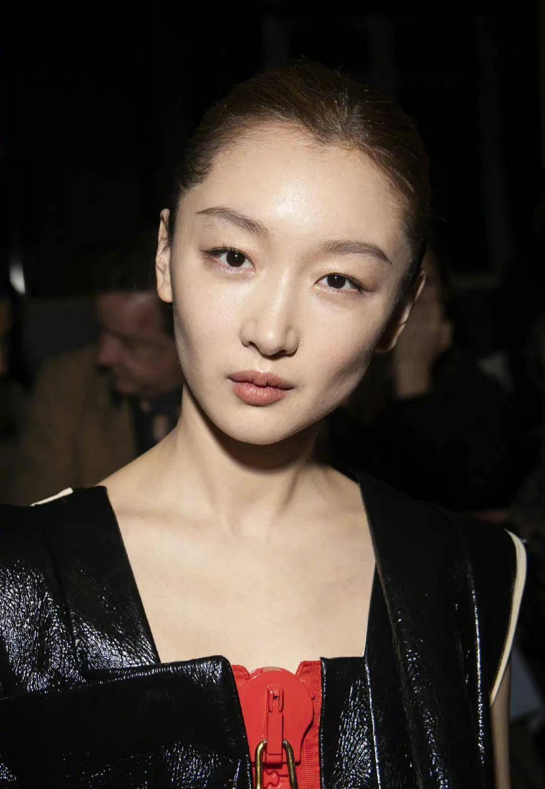 巴黎时装周明星生图直出,中日韩三国明星谁抗住了外网镜头_周冬雨