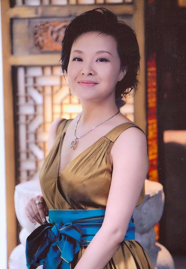 东方卫视叶蓉近照显老?