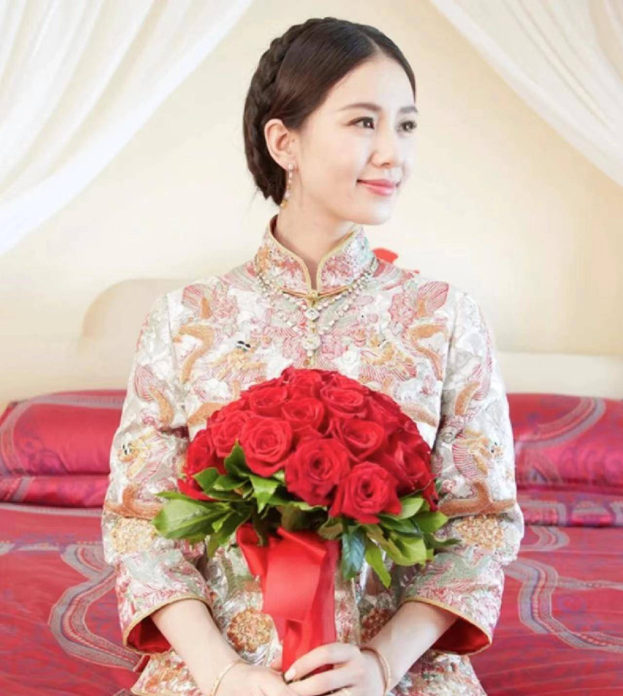 顶级中式嫁衣谁穿谁惊艳 看杨千嬅,文咏珊,杨怡…身着华贵龙凤褂_传统