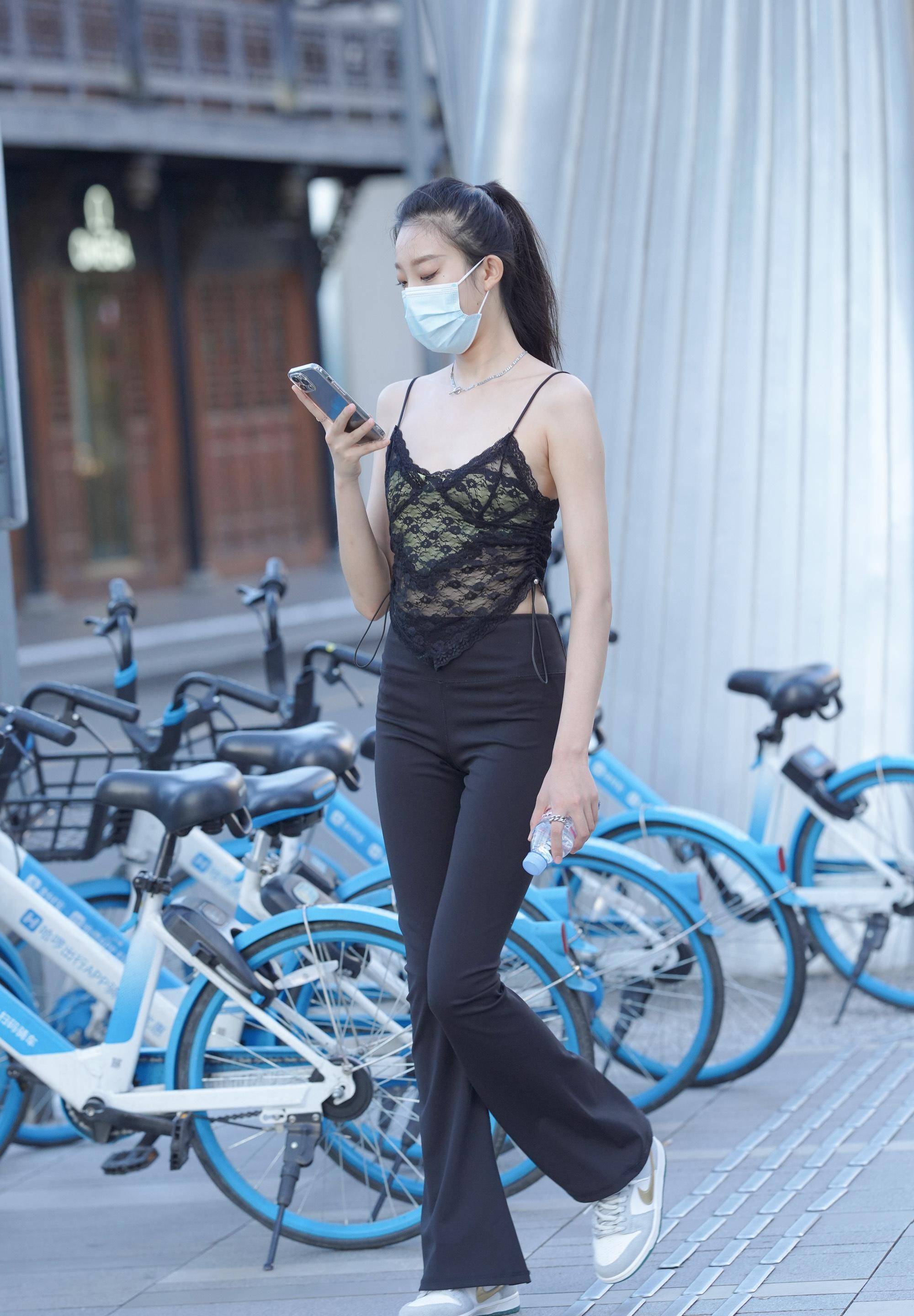 身材很瘦的女生和微胖女生,虽然体重差了几十斤,但魅力差别并不大