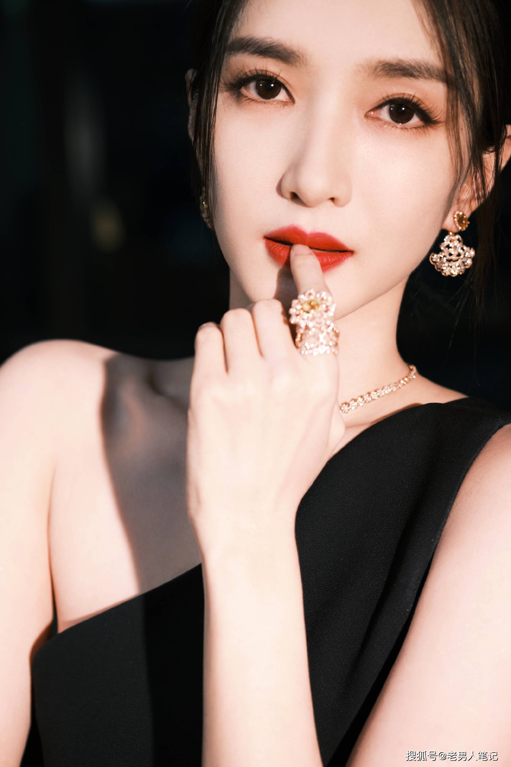 江疏影酷黑长裙,简约利落典雅明媚,演绎曼妙轻盈的摩登风尚_造型_红唇