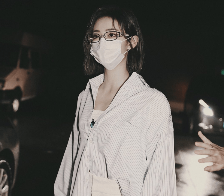 许佳琪下班照曝光,穿衬衫戴眼镜帅气十足,被kiki的颜值圈粉了_造型