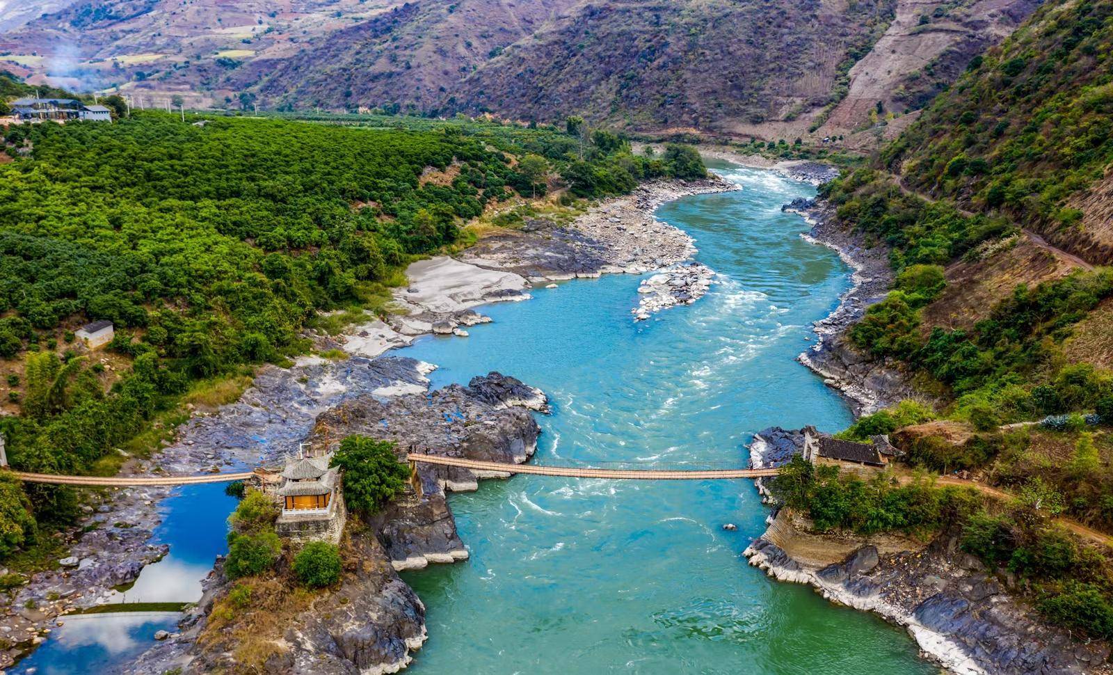 《旅游摄影日志》:顺"怒江"而上 江畔景色唯美惊艳_沙滩_国道_木棉花