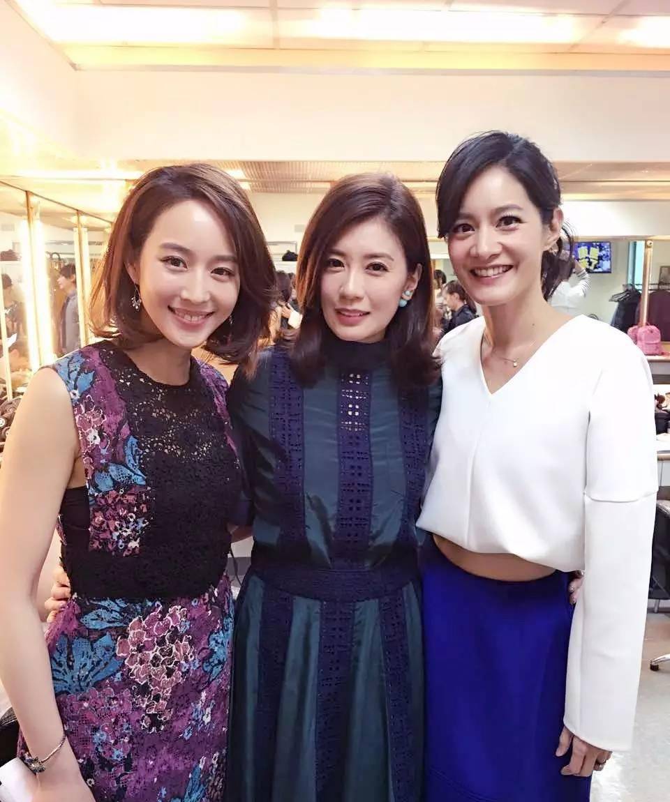 被46岁的贾静雯惊艳到了,美了那么多年,谁跟她合影都能"双赢"_修杰楷