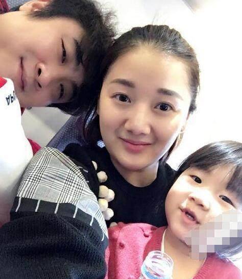 32岁乔杉和老婆苦尽甘来从摆地摊到住豪宅老婆女儿近照曝光_莫丹_妻子