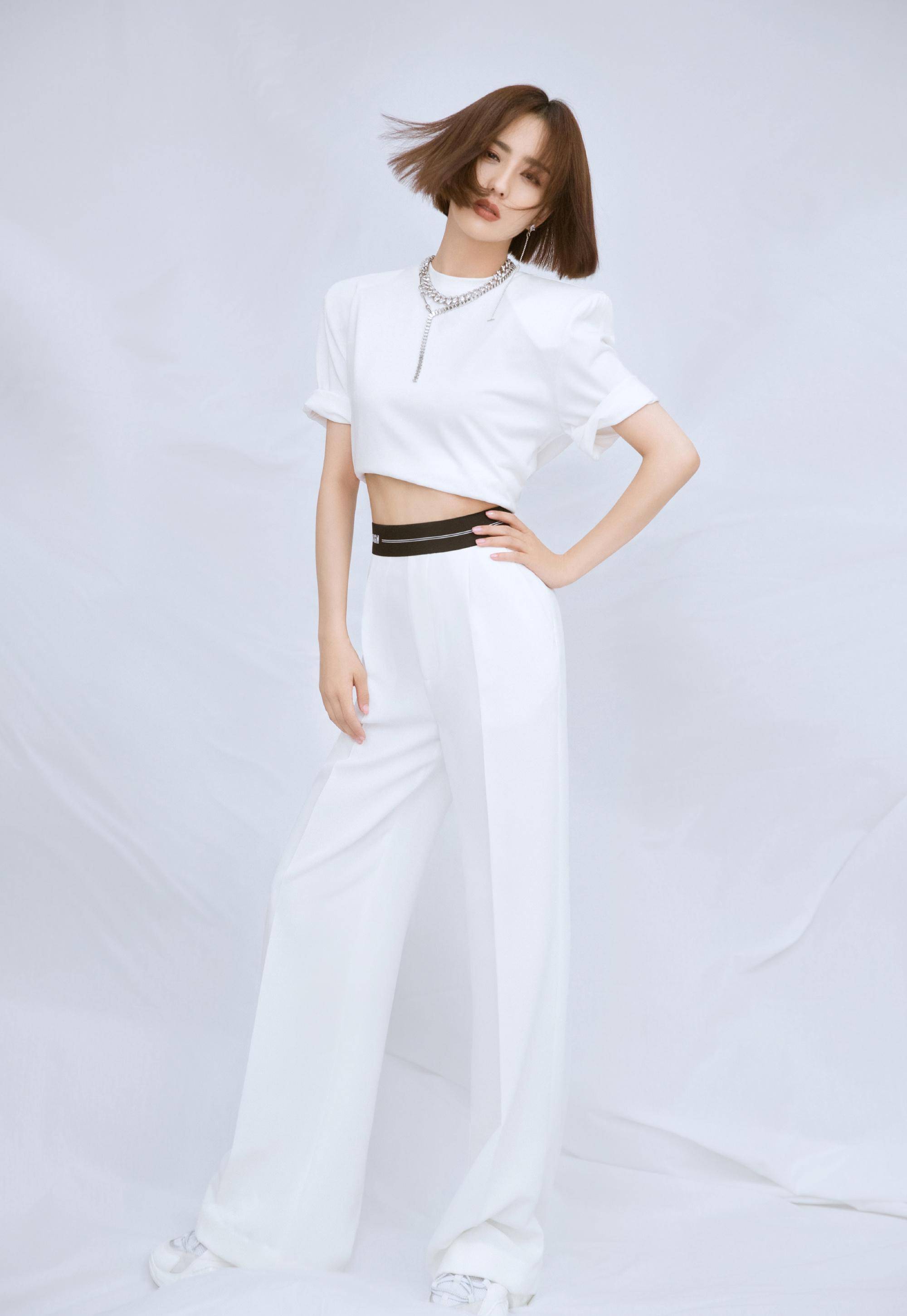 佟丽娅直播太好看了!高拖尾的白衬衫美得让人窒息_时尚_的设计_气质