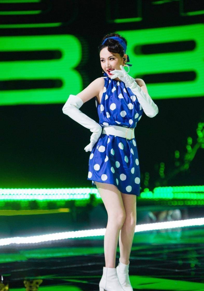 程莉莎扮嫩成功,穿蓝色波点裙俏皮可爱,盘起头发贵妇范儿十足_展现