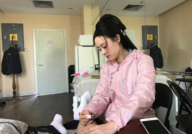 邓超儿子等等作画,邓超被炮射出去了,邓超:等等是妈妈的小情人_超哥