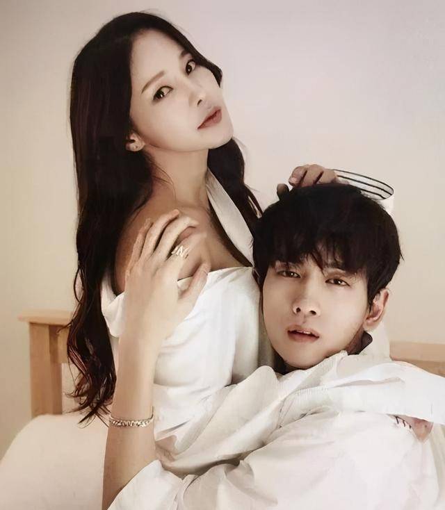 米娜与老公近照,42岁的她身材抢镜,她为何拒绝王思聪的邀约?