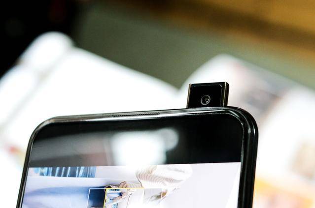 自拍一直是vivo的优势,本次的s1采用了与x27相似的升降式摄像头,配置