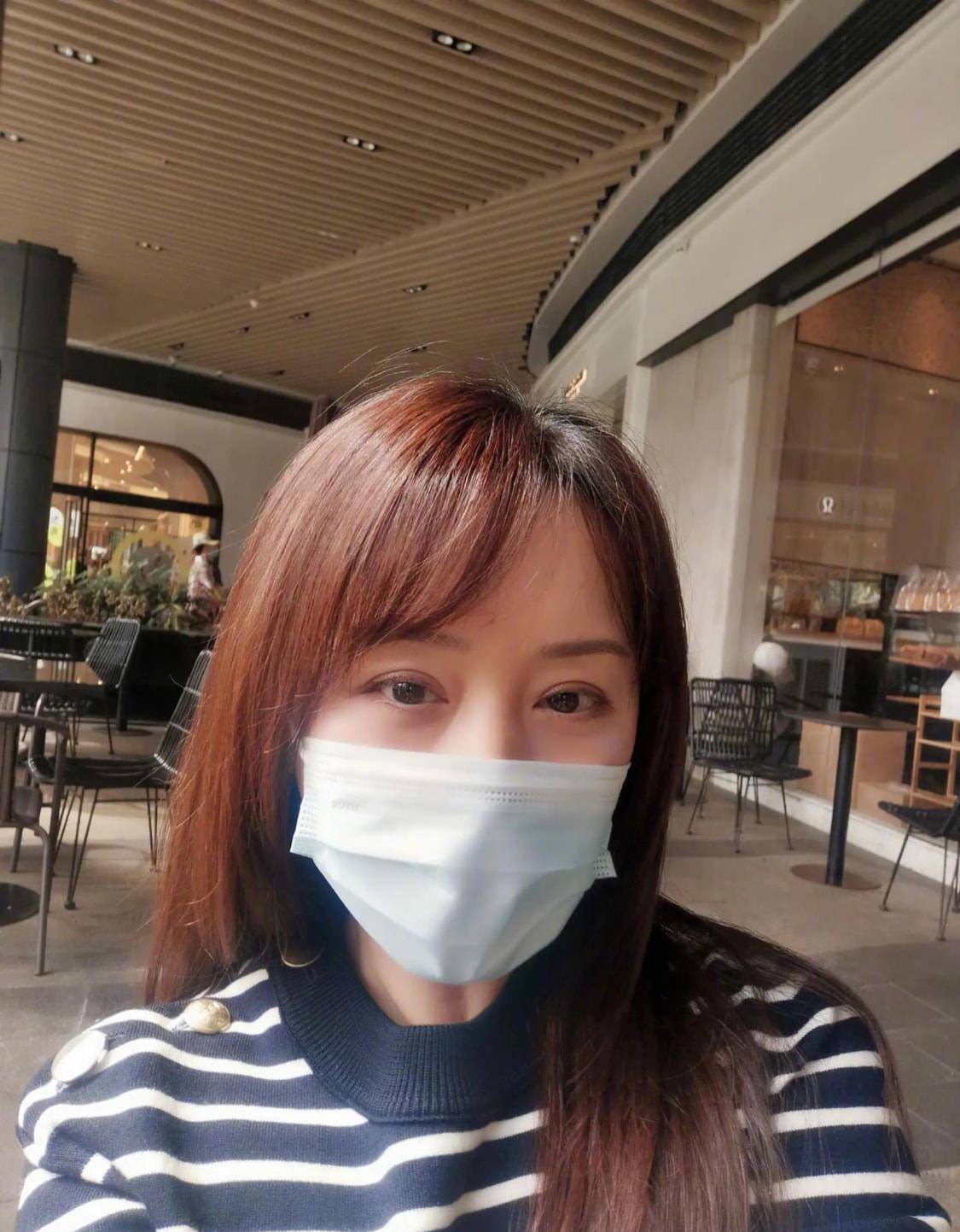 杨钰莹50岁还不见老,穿条纹上衣减龄又甜美,连素颜都这么秀丽!