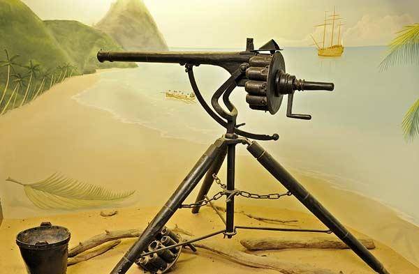 结构精密的燧发机,每一个子铳上面还有火门盖,转动手柄后被燧发机