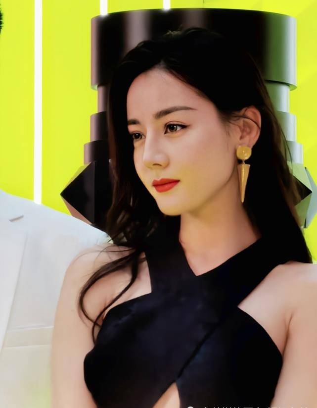 大美女迪丽热巴,这脸型这五官立体度,堪称行走的雕塑艺术品,精致的