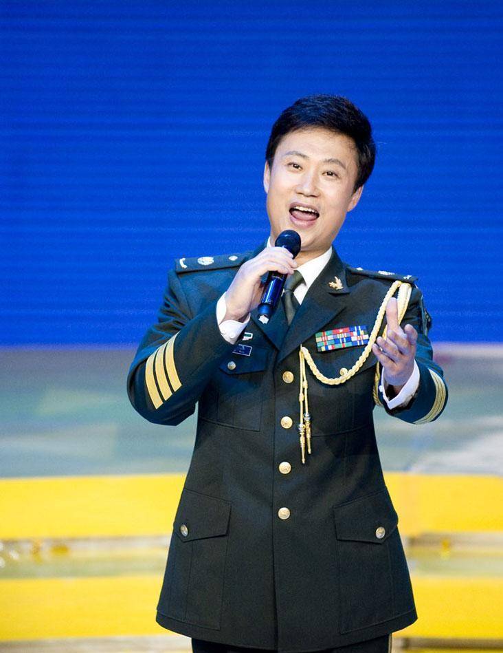 52岁耿为华现身陕西农村,脚踩黄土地干农活,手拿铁锹边铲边高歌_工作