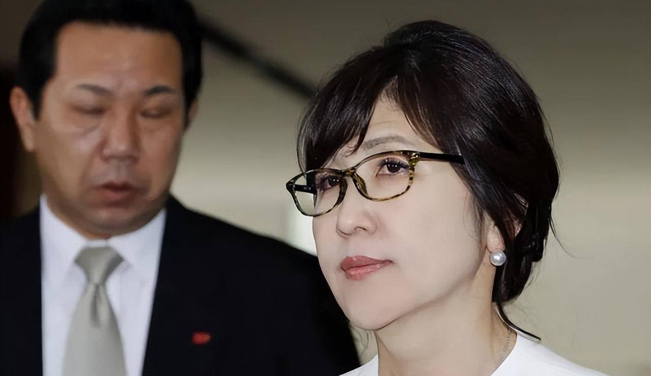 安倍晋三培养的"美女蛇":稻田朋美,她是如何利用安倍上位的?