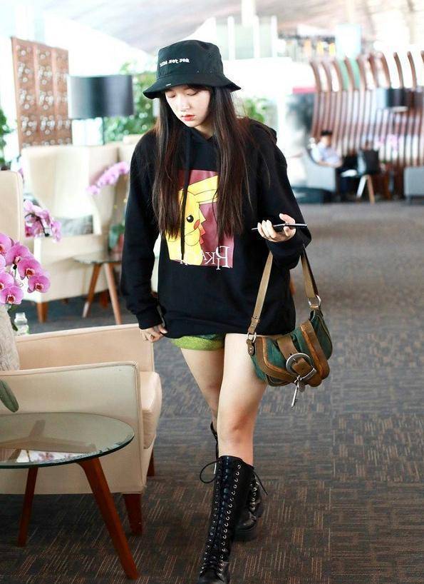 女明星穿黑色卫衣走机场,玩下衣失踪微胖身材抢镜,时尚感满满_程潇