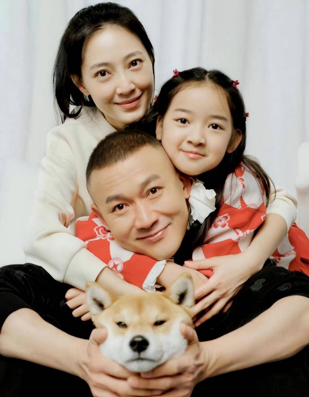 聂远一家四口同框,女儿长成妈妈翻版,老婆状态年轻像小姑娘_服装_白色