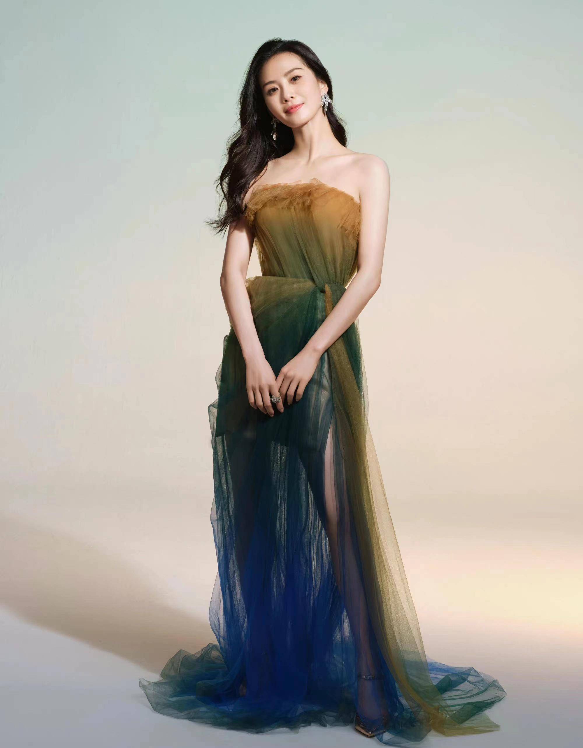 刘诗诗的皮肤非常柔软光滑.说到选裙子,她不太在意颜色的选择.