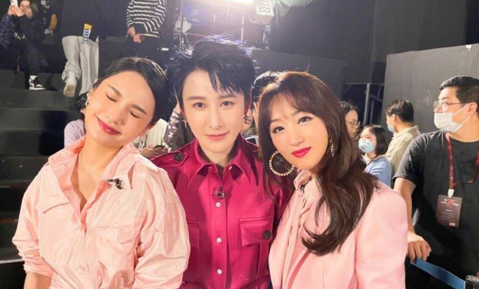 杨钰莹50岁还不见老,穿粉色收腰裙再化个妆,跟杨丞琳像同龄人!