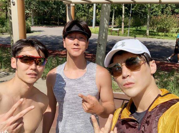 张亮宣布离婚后空降粉丝麻木胃口:没关系,过几天我就明白了_高以翔