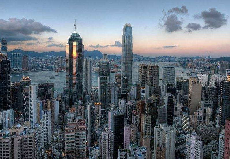 香港佔地面積1106.66平方千米,常住人口750.