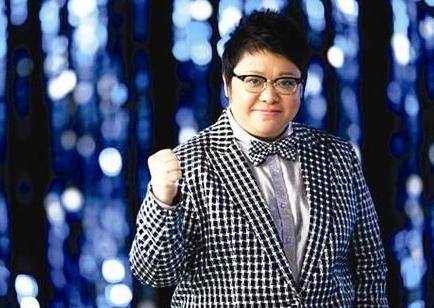 还登上舞台舞台,为全国观众带来《众里寻你》,《千年之约》等歌曲