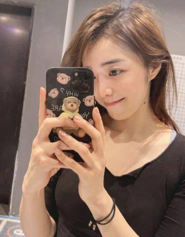 看余霜晒健身照,粉丝关注点全在照片里的镜子上_电竞_外形_职业