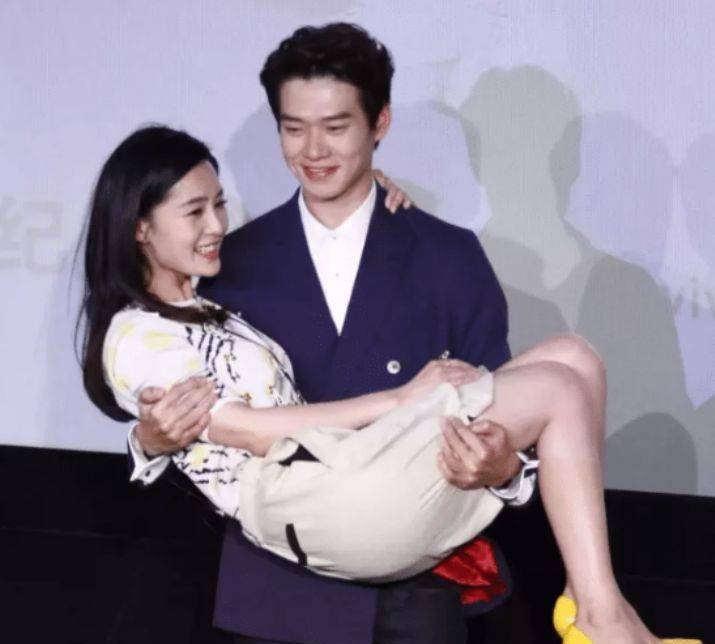 有种"小脚"叫李沁, 被公主抱后, 脚趾头都在用力_鞋子_人们_因为