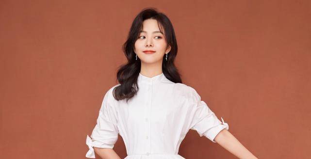 清纯甜美的谭松韵出演了《八月未央》《锦衣之下》《以家人之名》
