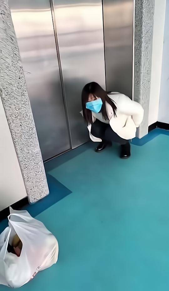 甘肃:女子"内急",电梯口双手插兜捂着裤子,"厕所就在边上"