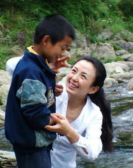 电视女子主持,拍戏意外有喜,如今儿子11岁了还不知道爸爸是谁_杨童舒