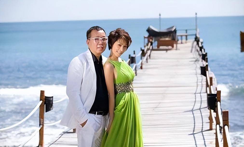 徐华凤:花7年熬走原配,享了3年太太福,浑身长瘤,死在丈夫怀里_汤伟