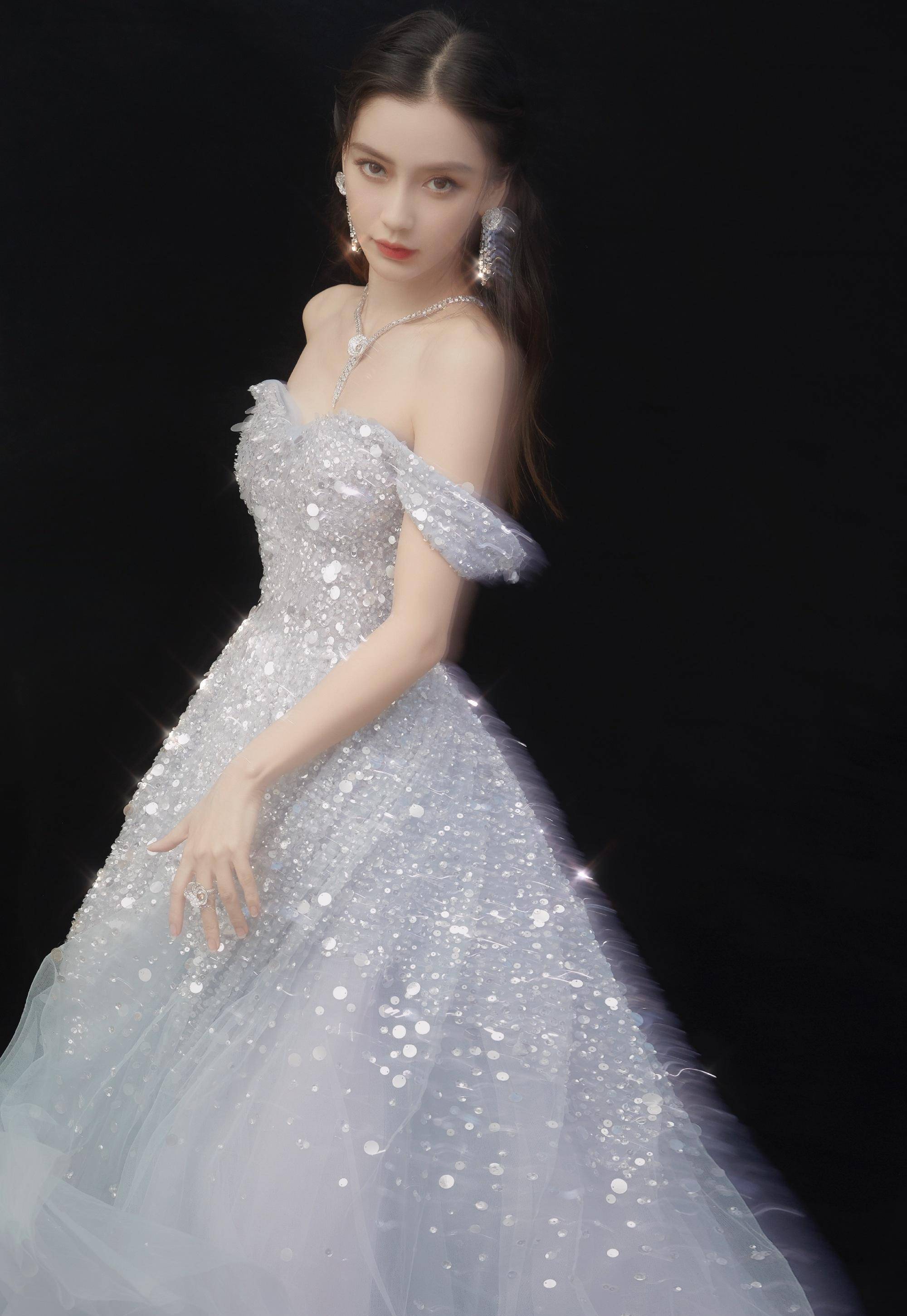 杨颖扎"抗老"式双马尾,白卫衣尖头裙少女感十足!_裙子_感觉_黑色