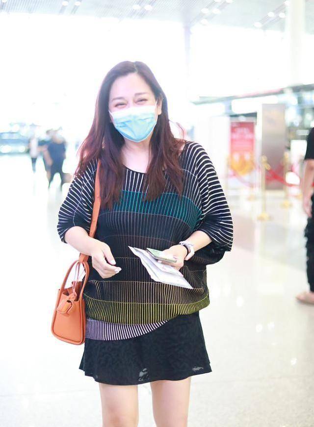 50岁陈松伶身材有点发福,穿衣特意选宽松款,不过微胖却不显老_造型