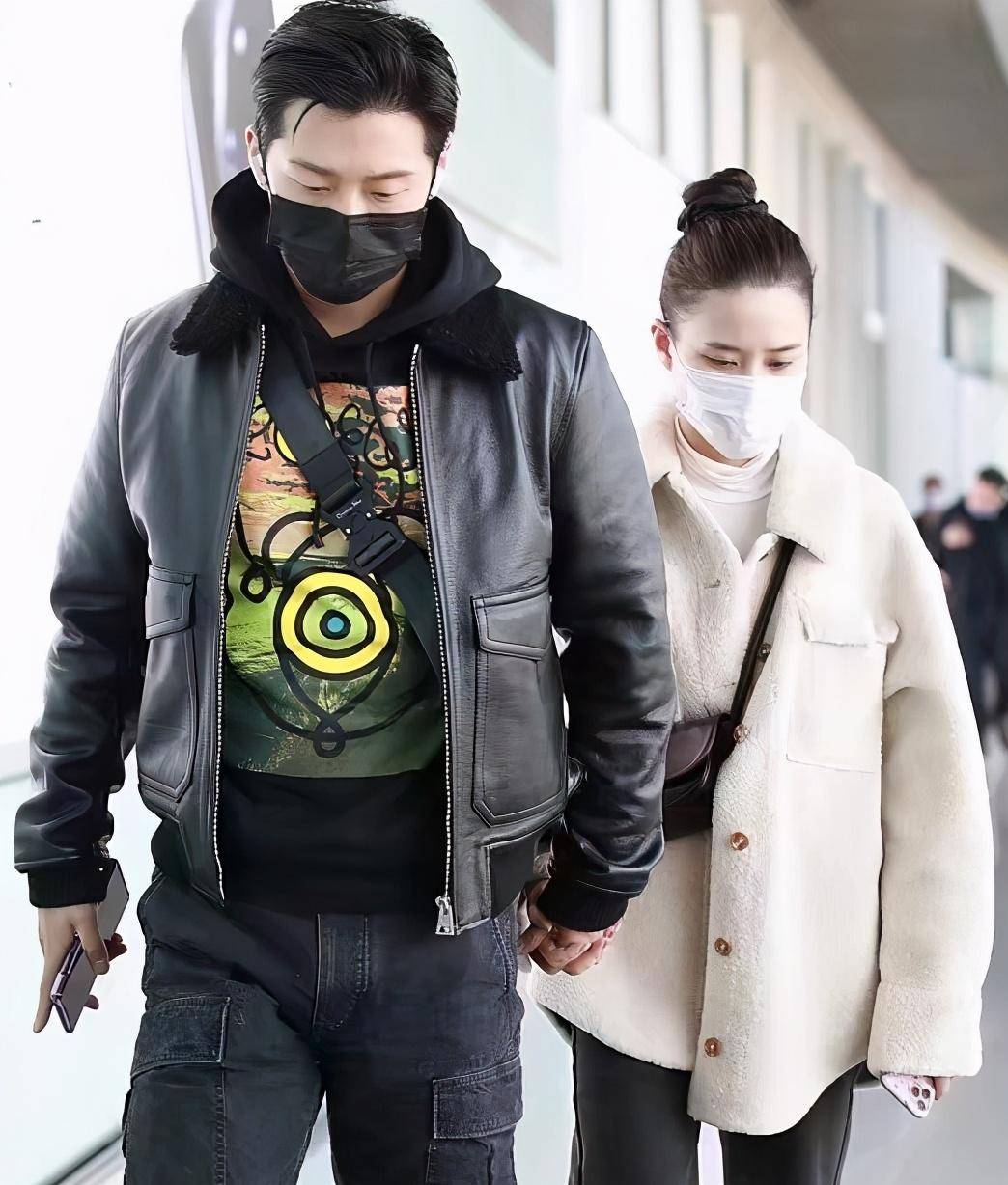 窦骁和女友现身机场,黑白配装扮很显眼,十指暴露了恩爱程度_何超莲