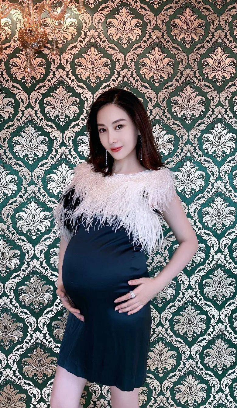 知名女星挺巨肚晒照宣布再怀二胎:暂未透露宝宝性别_贾晓晨_樊少皇