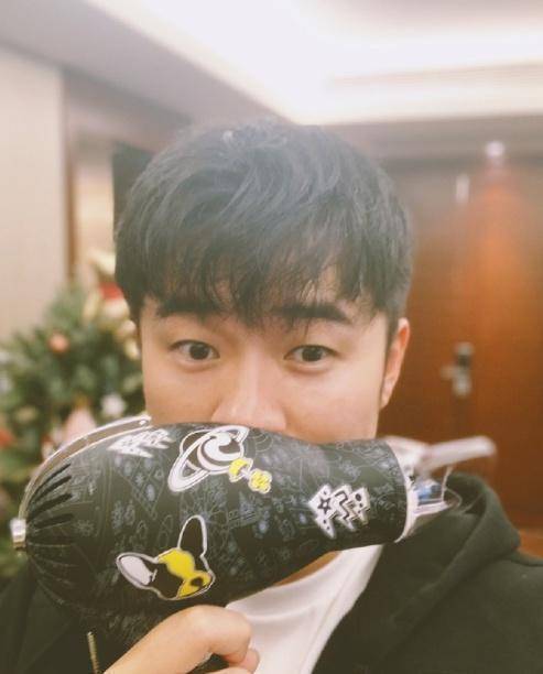 陈赫挡住半张脸,颜值回到校草时期,留胡子造型着实有点不适合他_偶像